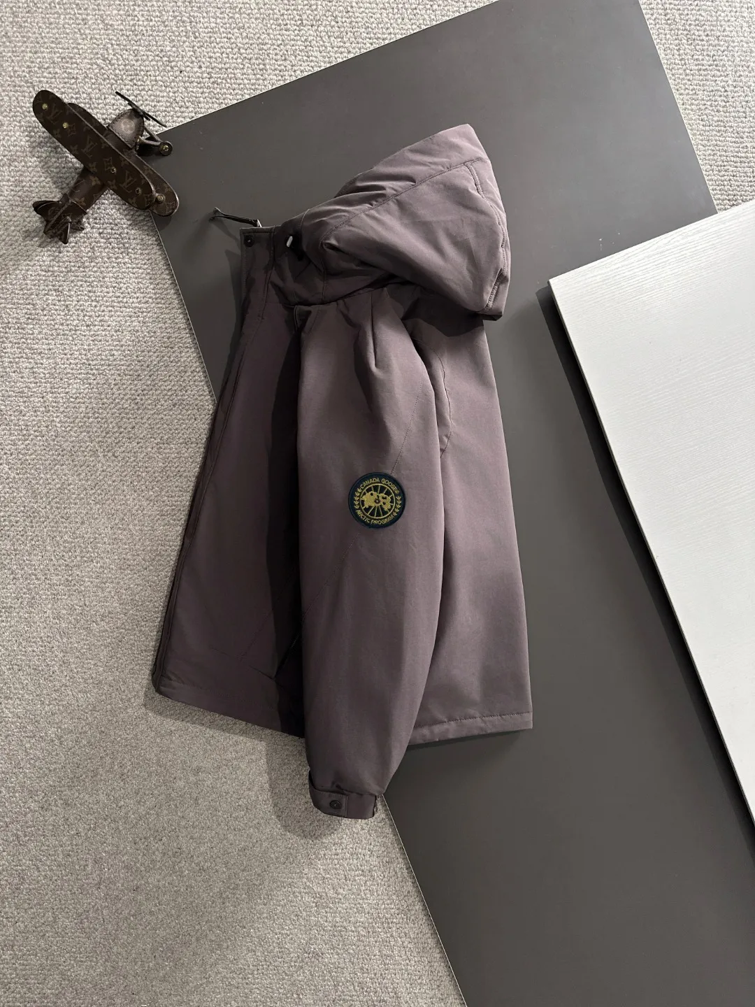 Two-day delivery time P960 Big Goose 🔥🔥 High-end customization 2025 winter official website's latest popular down jacket. Original custom-made hardware accessories for customers, all imported and original customization. Welcome to compare at the counter. Absolutely high quality. Use top-grade 90 white goose down. Super soft. Filled with fluffy and full feathers. Super heavy work. Fabric workmanship is excellent. The version is super perfect. Note⚠The fabric is super comfortable. Exclusive model. High-end quality. A must-have warm and protective artifact in winter. Size: M-3XL